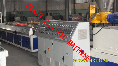 Línea de la protuberancia del perfil del PVC WPC del plástico del motor de Siemens para los paneles de Ceilling