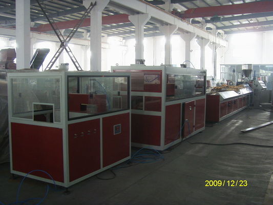 डब्ल्यूपीसी खिड़की या दरवाजे लकड़ी प्लास्टिक बाहर निकालना मशीनों 65mm / 132mm भाड़ दीया